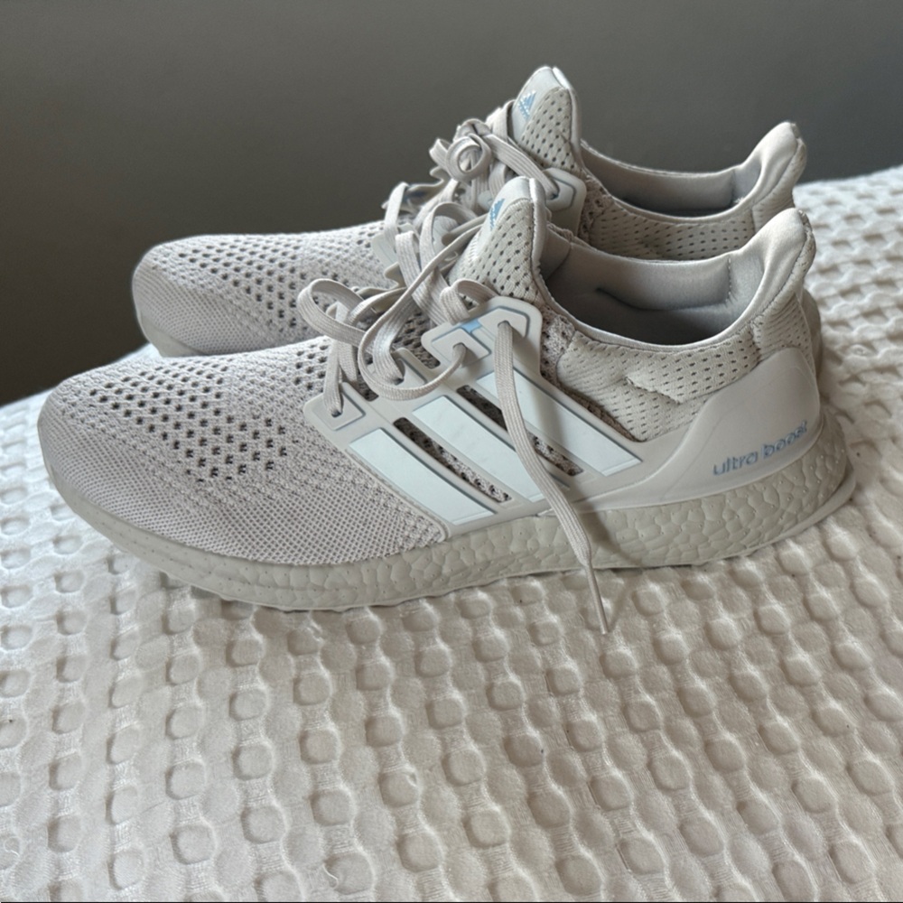 Adidas Women's 11 light grey and White and blue Sneakers ultra Boost